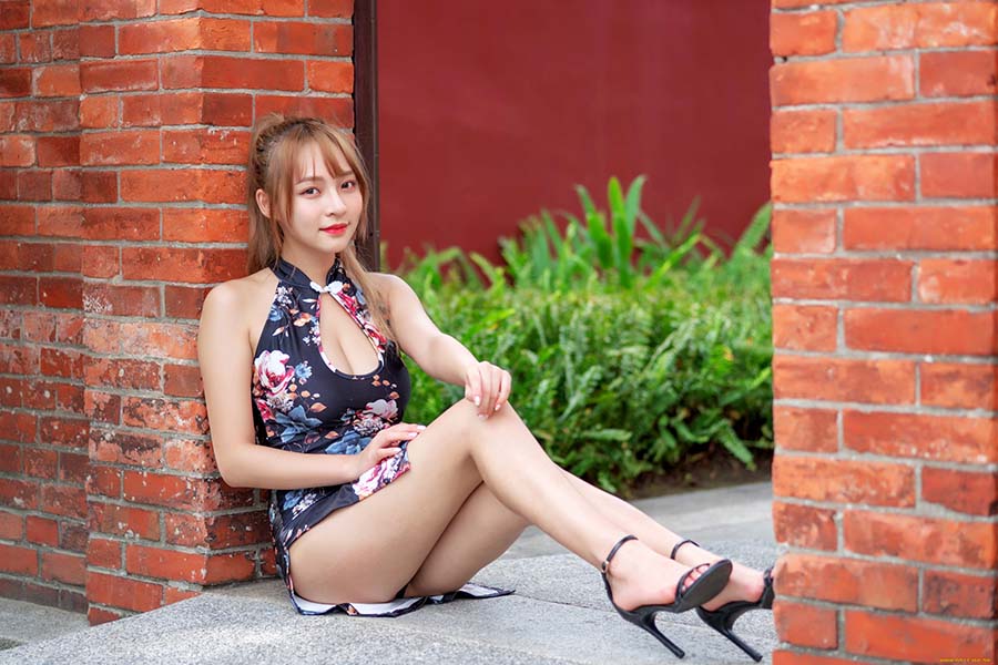 Girls in short dresses in Shaoyang